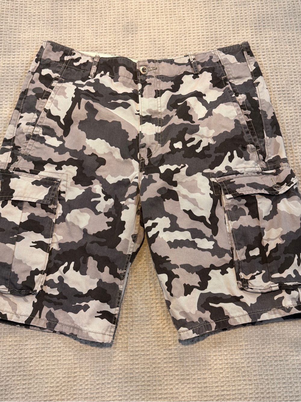 Levi's Men's Gray & Black Camouflage Cargo Shorts